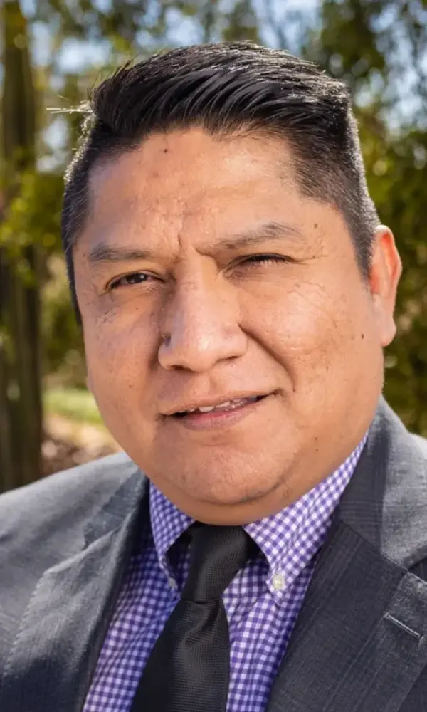 1734893615_11 Man in suit outdoors, close-up portrait.