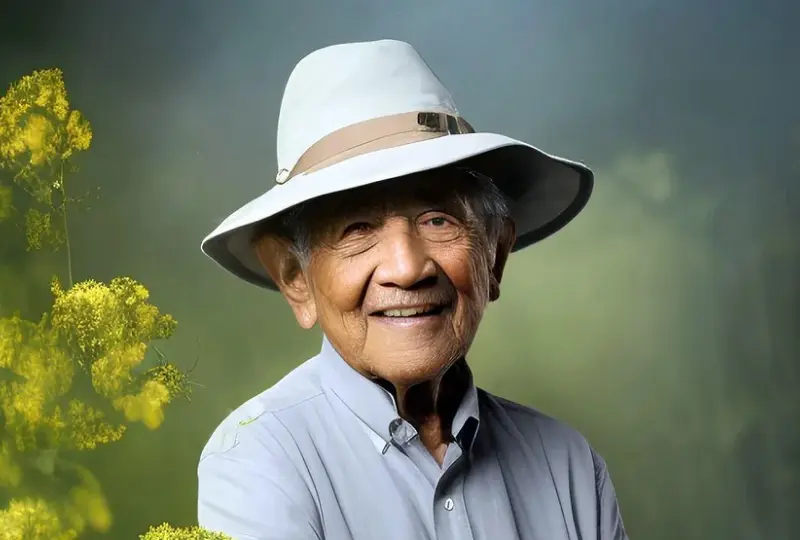 gg 06 Elderly man smiling in a wide-brim hat.